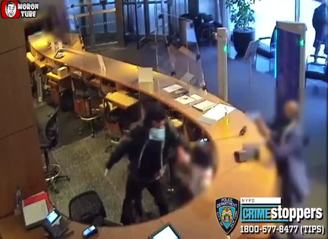 Video :After being turned away from a modern art gallery, he stabs two staff members